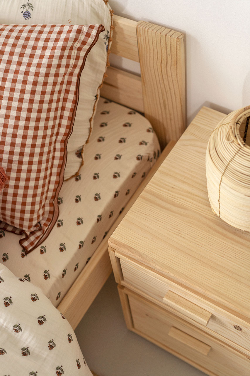 Imagen de ambiente 3 para:Mesita de noche con caj&oacute;n